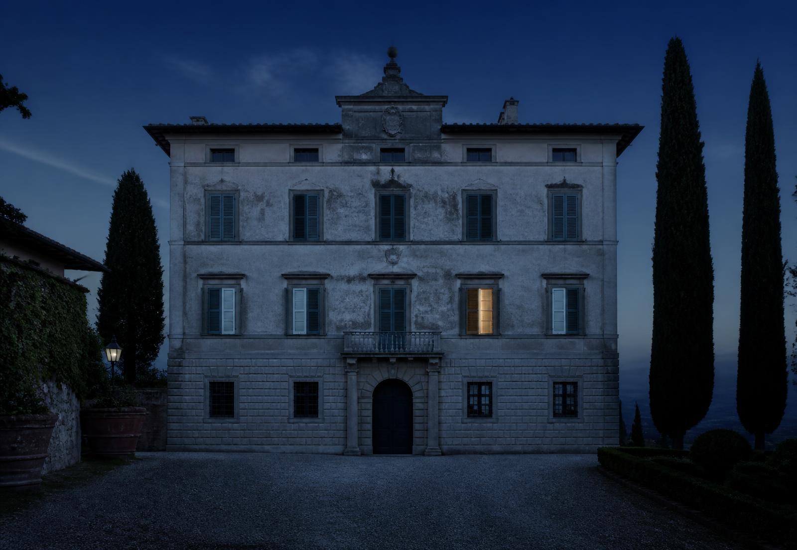 Villa di campagna circondata da cipressi